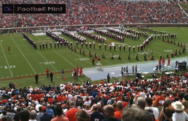 UVa football’s Hollins and Fields semifinalists for college football’s Comeback Player of the Year